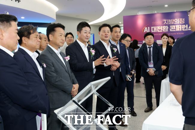 김진경 의장이 13일 지방의정 AI 대전환 콘퍼런스에서 발언하고 있다./경기도의회