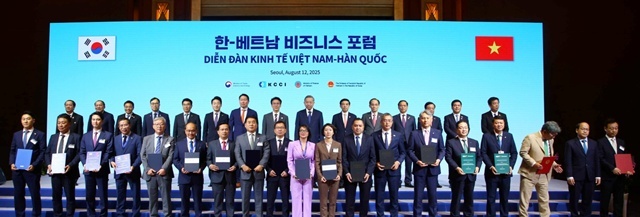 두나무와 베트남 밀리터리뱅크는 12일 서울 롯데호텔에서 열린 한·베트남 비즈니스 포럼에서 기술 제휴 양해각서(MOU)를 체결했다. 오경석 두나무 대표, 류 쭝 타이 밀리터리뱅크 회장 등 한국과 베트남 양국 정부·기관·기업인들이 기념 촬영을 하고 있다. /대한상공회의소