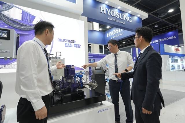 효성굿스프링스 관계자가 13일 서울 양재동 aT센터에서 열린 2025 데이터센터 코리아에서 데이터센터 관련 펌프 등 설비를 소개하고 있다. /효성