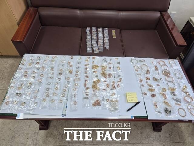 A 씨가 훔친 귀금속. /부산 강서경찰서