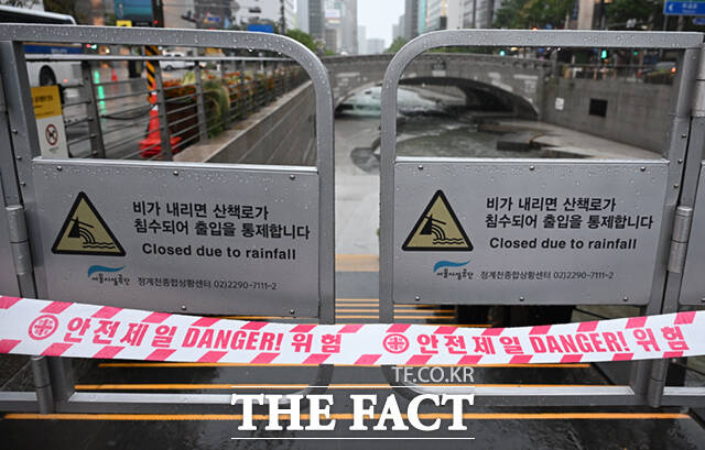 중부지방을 중심으로 전국에 비가 내리는 13일 오전 서울 청계천 산책로 출입이 통제돼 있다. /이새롬 기자