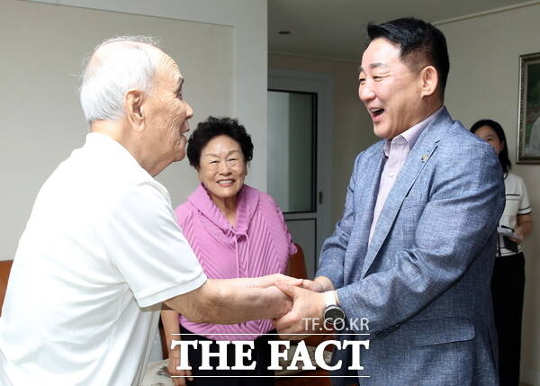 서철모 서구청장이 13일 독립유공자 고(故) 이승조 선생의 외손녀 권순자(86) 씨 자택을 방문했다./대전 서구