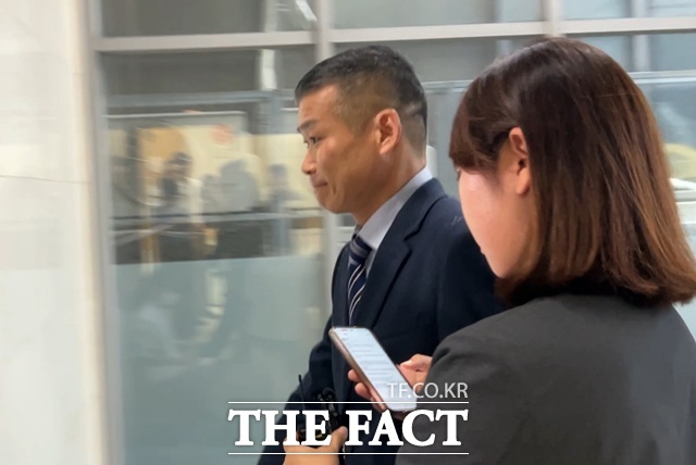 김동혁 전 국방부 검찰단장이 13일 오전 서울 서초구 채상병특검 사무실에 출석하고 있다. /김해인 기자