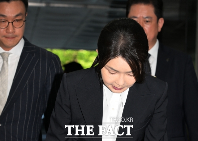 자본시장법 위반, 정치자금법 위반, 특정범죄 가중처벌법상 알선 수재 혐의를 받고 있는 김건희 씨가 12일 오전 서울 서초구 서울중앙지방법원에 영장실질심사를 받기 위해 출석하며 고개숙여 인사하고 있다. 2025.08.12 사진공동취재단