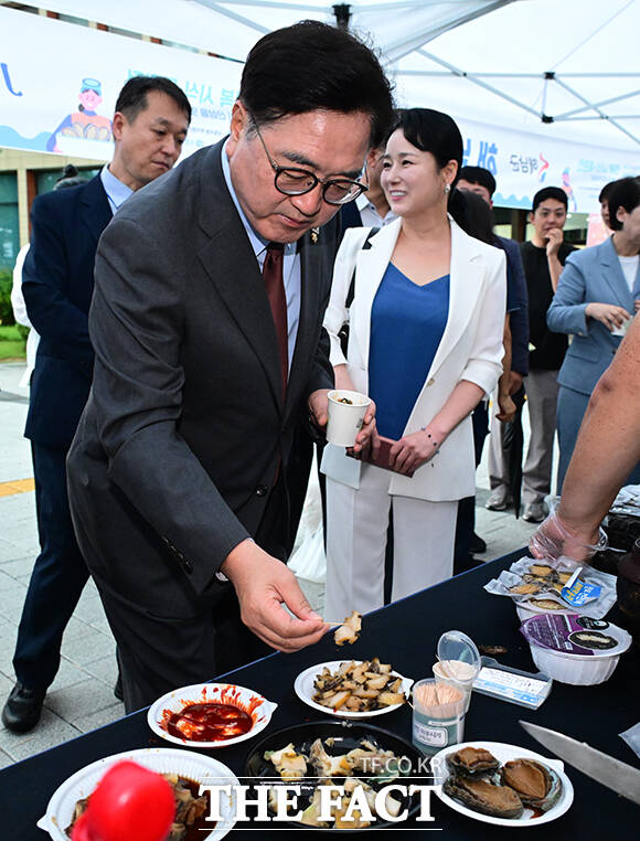 우원식 국회의장이 13일 서울 여의도 국회에서 열린 전복 소비 촉진 행사에 참석해 전복 요리를 시식하고 있다. /국회=남윤호 기자