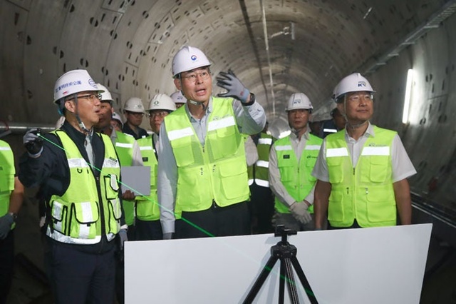 강희업 국토교통부 2차관은 13일 오전 국가철도공단 영남본부에서 부전마산 복선전철 공사 현장을 방문했다. /국토교통부