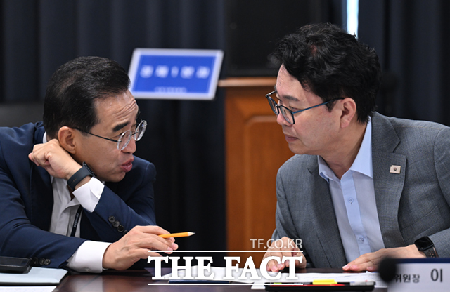 이 대통령의 국익 중심 실용외교 기조 아래 한미동맹 고도화와 비핵화 및 지속 가능한 한반도 평화체제 구축 방안도 국정목표에 담겼다. 사진은 박홍근 국정기획분과장(왼쪽)./이새롬 기자