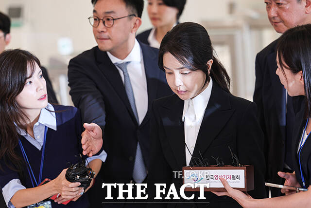 전직 영부인 사상 최초로 구속된 윤석열 전 대통령 부인 김건희 여사가 오는 14일 김 여사 연루 의혹을 수사하는 민중기 특별검사팀의 조사에 출석할 수 있을지 불투명한 상태다. 건강상의 이유에서다. /사진공동취재단