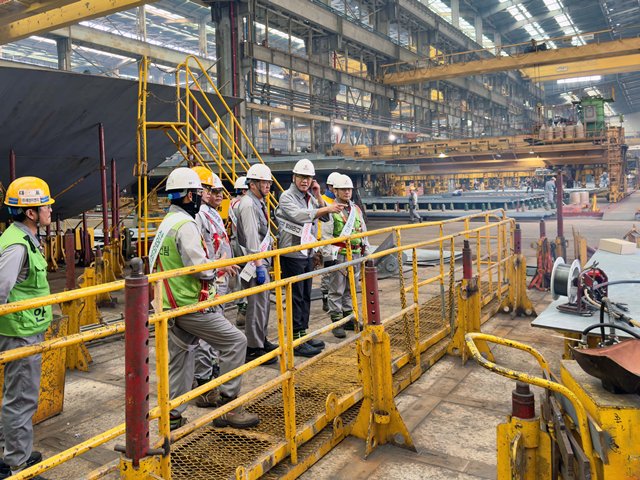 김찬 케이조선 대표이사(가운데)가 지난 12일 선각 공장을 찾아 추락 방지·선박 블록 이동 시 안전 조치 등 12대 핵심 안전 수칙 준수 여부를 점검하고 있다. /케이조선