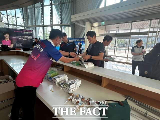 당진시는 현정화배 당진 해나루 전국 오픈 탁구대회에서 ‘당진 방문의 해’와 주요 관광지·축제를 알리는 홍보 활동을 펼쳤다. /당진시