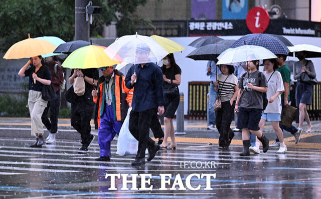 중부지방을 중심으로 전국에 비가 내리는 13일 오전 서울 광화문 일대에서 시민들이 우산을 쓴 채 이동하고 있다. /이새롬 기자