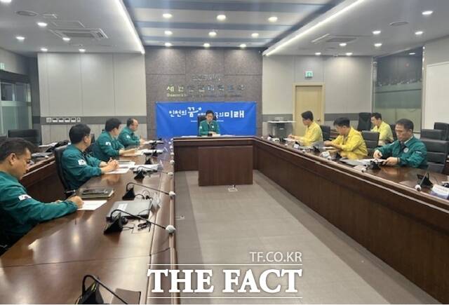 인천시가 13일 지역재난안전대책본부 비상 1단계를 가동하며 하천변 산책로 12개소 등 침수 위험지역에 대한 통제를 시행했다./인천시