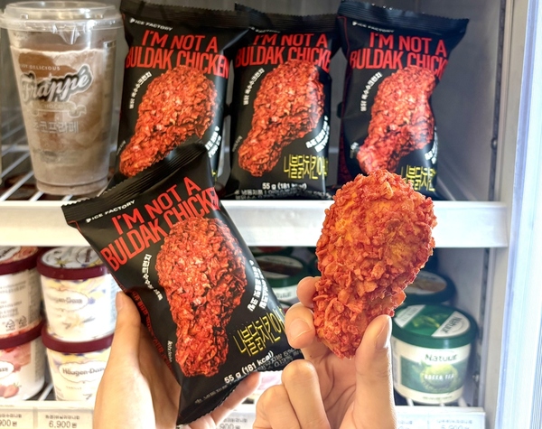 CU가 글로벌 유행 중인 Swicy(스와이시) 트렌드에 맞춰 불닭맛을 입힌 이색 간식 2종을 출시한다. /CU