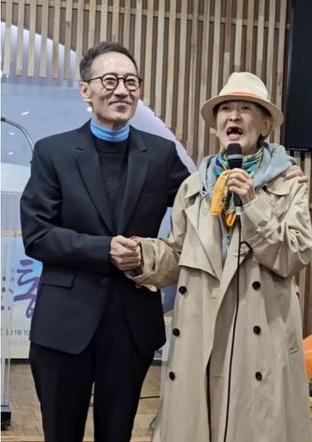 의료진들은 폐를 이식한 후 1년 동안 정상 유지되면 잘 적응한 것으로 판단한다고 하는데 유열은 1년이 지났다. 사망선고 직전까지 갔던 유열한테는 기적의 생환이라고 말할 수 있다. 사진은 2년전 뇌종양 투병 중인 연극배우 윤석화와 교회 간증 당시 모습. /온라인 커뮤니티