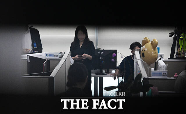 13일 경찰에 따르면 서울경찰청 금융범죄수사대는 압수수색을 통해 확보한 이 의원과 차 씨 등의 휴대전화 포렌식을 진행 중이다. 사진은 이춘석 의원의 차명 주식 거래를 수사하고 있는 경찰이 지난 11일 서울 여의도 국회 의원회관에서 이 의원의 사무실을 압수수색하고 있는 모습./남윤호 기자