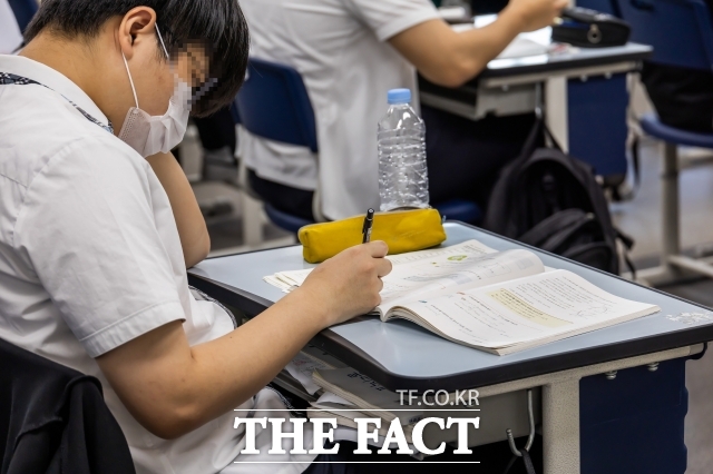 대학수학능력시험 6월 모의평가 시행일인 4일 오전 서울 금천구 금천고등학교에서 학생들이 시험 준비를 하고 있다. /사진공동취재단