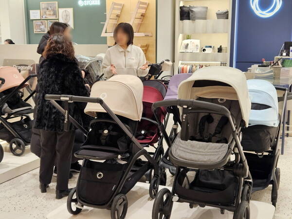 신세계백화점이 출산율 회복세에 발맞춰 오는 14일부터 20일까지 전국 13개 점포에서 베이비 페어를 연다. /신세계백화점