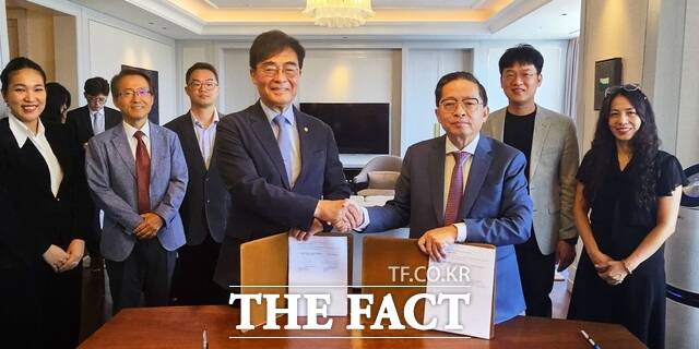 조명우 인하대 총장(왼쪽에서 네 번째)과 트란 킴 쭝(Tran Kim Chung) CT 그룹 이사회 의장(왼쪽에서 다섯 번째)이 업무협약 기념사진을 촬영하고 있다. /인하대학교