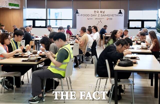 aT가 지난 8일 말복을 앞두고 폴란드에서 삼계탕 체험 행사를 개최하고 있다./aT