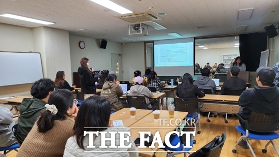 경기 구리시가 지난해 청년을 대상으로 진행한 구리 청년문화 예술 기획학교 참가자들이 강의를 듣고 있다./구리시