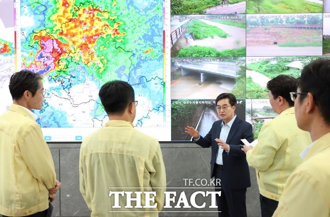 김동연 경기도지사가 집중 호우가 내린 13일 도 난안전상황실을 찾아 대응 상황을 점검하고 있다./경기도
