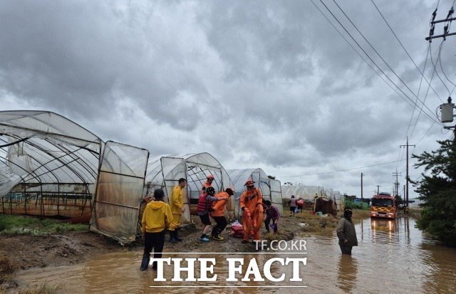13일 오후 1시 21분쯤 소방관들이 경기 고양시 덕양구 내곡동 비닐하수우스 단지에 고립돼 있던 주민들을 구조하고 있다. /경기북부소방재난본부