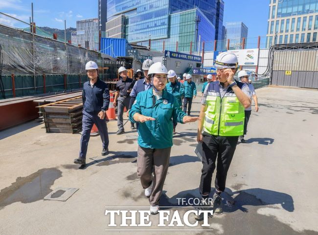 신계용 과천시장이 지난 12일 관내 건설 현장을 점검하고 있다. /과천시