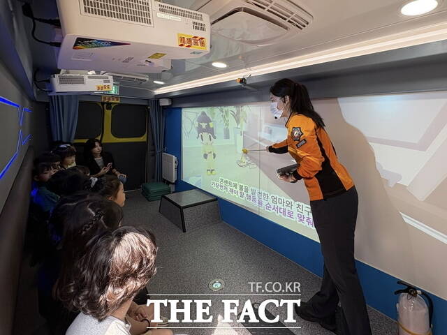 아산소방서는 이동안전체험차량을 활용해 찾아가는 소방안전교육을 실시하고 있다. /아산소방서