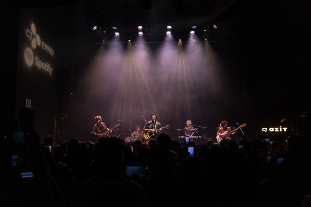 글로벌 음원 플랫폼 스포티파이와 CJ문화재단이 손잡고 개최한 인디 뮤지션 공연 튠업 미츠 프래시 파인즈가 9일 서울 마포구 CJ아지트에서 열렸다. 이들은 연내 두 번째 공연을 개최할 계획이다. 사진은 지소쿠리클럽./스포티파이