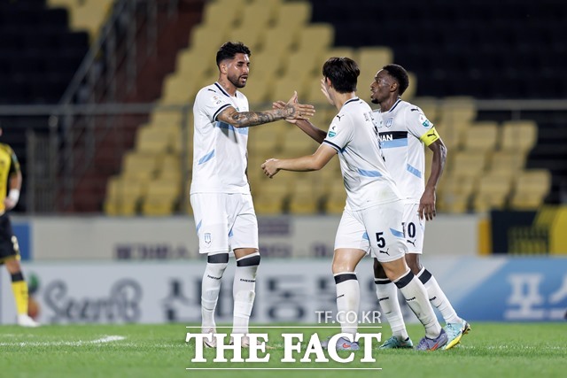 도파민 축구로 최하위 탈출 노리는 천안 선수들./K리그