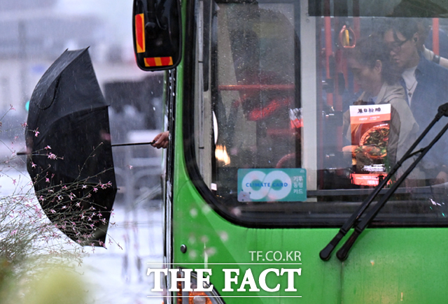 민영제로 운영되는 마을버스 업체들은 환승체계로 인해 적자가 누적되고 있어 재정지원액을 상향해야 한다고 주장한다./이새롬 기자