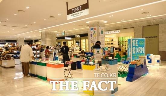 경기도 업사이클플라자 입주 기업인 동네형이 현대백화점 천호점과 협업해 선보인 플라스틱 리본(Plastic Reborn) 팝업스토어를 찾은 방문객들이 상품을 둘러 보고 있다. /경기환경에너지진흥원