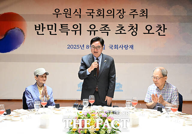 우원식 국회의장이 13일 서울 여의도 국회 사랑재에서 반민특위 유족 초청 오찬에 참석해 인사말을 하고 있다. /남호 기자