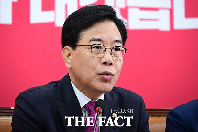 송언석 국민의힘 비상대책위원장 겸 원내대표가 13일 오후 제6차 전당대회 충남·호남권 합동연설회가 열린 대전시 서구 배재대학교에서 긴급 기자회견을 열고 김건희 특검이 국민의힘 중앙당사에 대한 압수수색에 나선 것을 비판했다. /남용희 기자