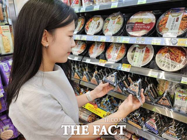 한 시민이 편의점에서 진도산 곱창김을 활용한 삼각김밥 2종을 살펴보고 있다./진도군