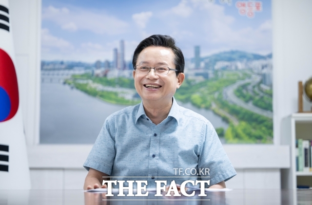 최호권 영등포구청장이 7일 오후 서울 영등포구청 집무실에서 <더팩트>와 인터뷰하고 있다. /박헌우 기자