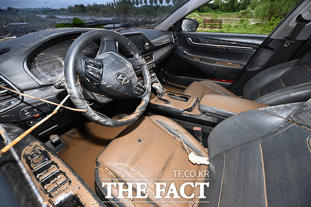 중부지방을 중심으로 호우특보가 내려진 13일 오후 경기 고양시 덕양구 창릉천 일대에 주차된 차량이 침수돼 있다. /고양=박헌우 기자