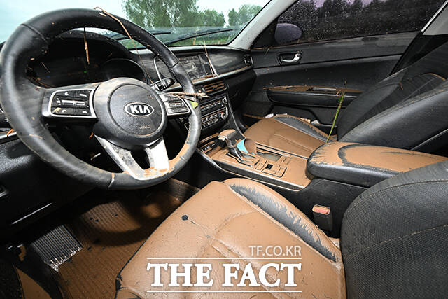 중부지방을 중심으로 호우특보가 내려진 13일 오후 경기 고양시 덕양구 창릉천 일대에 주차된 차량이 침수돼 있다. /박헌우 기자