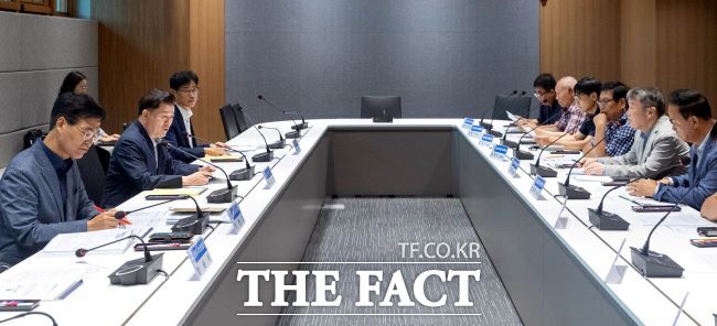 박승원 광명시장(왼쪽 2번째)이 광명시흥 신도시 주민대책위원회와의 간담회에서 발언하고 있다. /광명시