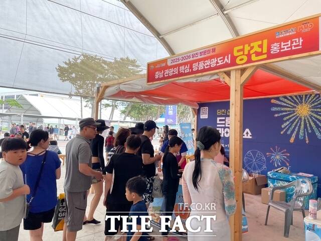 당진시는 보령머드축제에서 ‘당진 방문의 해’와 주요 관광지·축제를 알리는 홍보 활동을 펼쳤다. /당진시