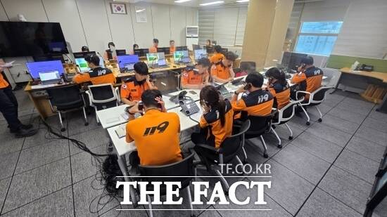 경기북부소방재난본부 소방관들이 13일 오전 극한호우로 신고가 폭주하자 미처 접수하지 못한 400여 통의 신고전화를 급하게 확인하고 있다./경기북부소방재난본부