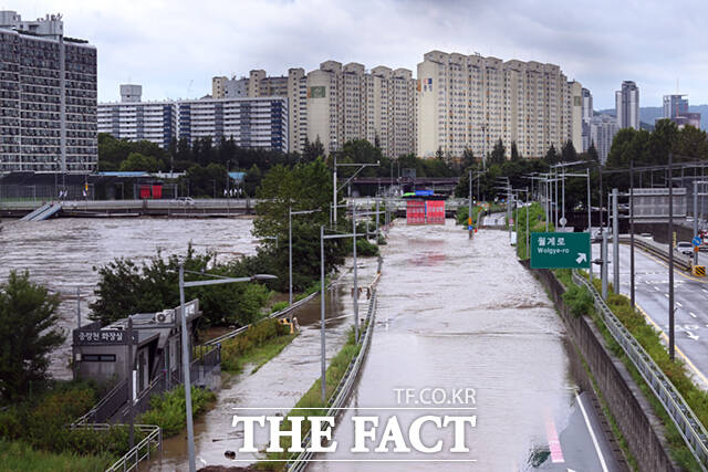 중부지방을 중심으로 전국에 비가 내리는 13일 서울 중랑천이 범람하며 동부간선도로가 통제돼 있다. /이새롬 기자