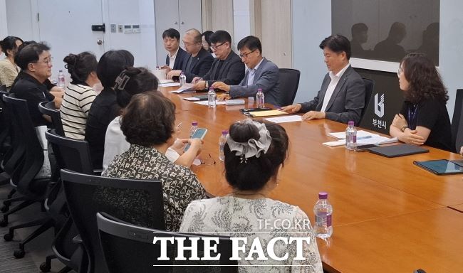 조용익 부천시장(뒷줄 오른쪽 2번째)이 ‘부천원미 도심복합사업’ 간담회에서 주민들과 대화하고 있다./부천시