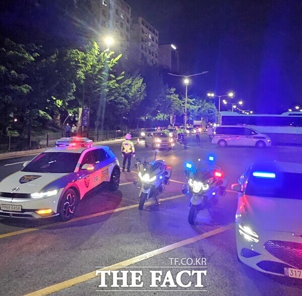 경찰이 폭주족 단속을 실시하고 있는 모습./대전경찰청