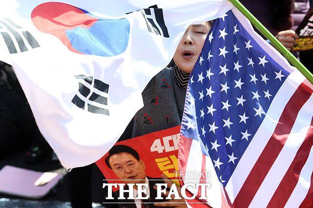 전 목사는 광화문 운동에 나오는 유튜버들에게 10만원~20만원을 줬다고 밝혔다. 전 목사는 주일 설교를 해서 교회 재정부에서 한달에 2000만원을 받고 있다며 2000만원으로 시민단체 등을 지원해 광화문 운동을 계속 이끌어온 것이라고 밝혔다. /서예원 기자