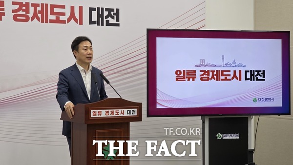 이택구 대전시 정무경제과학부시장이 13일 기자회견을 열고 나노·반도체 국가산업단지 예비타당성조사 신청 철회에 배경에 대해 설명하고 있다./정예준 기자