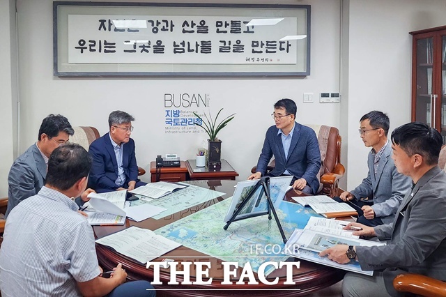 장충남 남해군수(오른쪽 세 번째)가 부산지방국토관리청을 방문해 남해군의 국도 분야 주요 현안 사업을 설명하고 있다./남해군