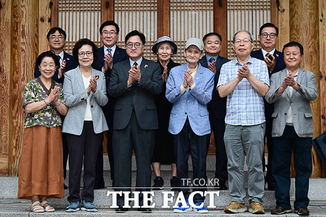 우원식 국회의장이 13일 서울 여의도 국회 사랑재에서 반민특위 유족들과 오찬에 앞서 기념촬영을 하고 있다. /국회=남윤호 기자