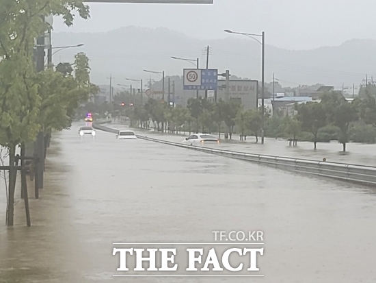 경기 양주시 만송동의 한 도로가 물에 잠기면서 운행 중이던 차량들이 침수된 채로 멈춰서 있다./경기북부소방재난본부