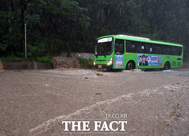 중부지방을 중심으로 전국에 비가 내리는 13일 서울 강북구 우이동 일대 도로가 토사와 빗물로 덮여 있다. /이새롬 기자